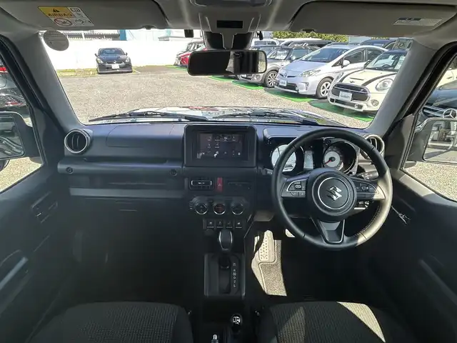 スズキ ジムニー シエラ JC 兵庫県 2023(令5)年 1万km ブルーイッシュブラックパール3 【スズキセーフティサポート】//デュアルカメラブレーキサポート//車線逸脱警報//誤発進抑制制御//先行車発進お知らせ//標識認識機能//ハイビームアシスト/・KENWOODディスプレイオーディオ/・BT/CD/Apple Car Play/・バックカメラ/・オートLEDヘッドランプ/・ビルトインETC/・クルーズコントロール/・純正15インチAW/・アイドリングストップ