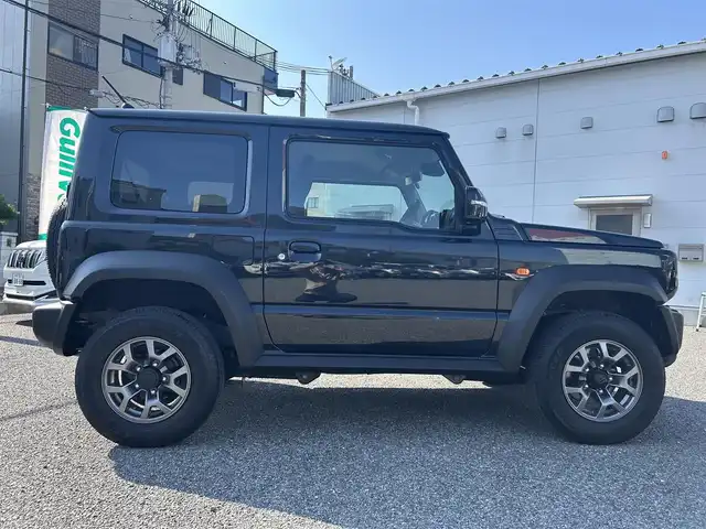 スズキ ジムニー シエラ JC 兵庫県 2023(令5)年 1万km ブルーイッシュブラックパール3 【スズキセーフティサポート】//デュアルカメラブレーキサポート//車線逸脱警報//誤発進抑制制御//先行車発進お知らせ//標識認識機能//ハイビームアシスト/・KENWOODディスプレイオーディオ/・BT/CD/Apple Car Play/・バックカメラ/・オートLEDヘッドランプ/・ビルトインETC/・クルーズコントロール/・純正15インチAW/・アイドリングストップ