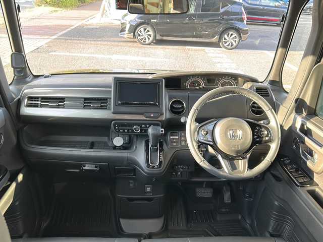 ホンダ Ｎ ＢＯＸ カスタム L ターボ スタイル+ブラック 兵庫県 2023(令5)年 2.1万km クリスタルブラックパール 登録時走行距離20893km/ターボ/ホンダセンシング/SDナビ/CD/DVD/フルセグTV/Bluetooth/両側パワースライドドア/前後ドライブレコーダー/LEDヘッドランプ/LEDフロントフォグライト/ETC/オートライト/プラズマクラスター付オートエアコン/リアヒーターダクト/前席シートヒーター/運転席シートリフター/合皮ハーフレザーシート/スペアキー1本