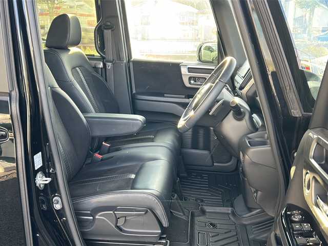 ホンダ Ｎ ＢＯＸ カスタム L ターボ スタイル+ブラック 兵庫県 2023(令5)年 2.1万km クリスタルブラックパール 登録時走行距離20893km/ターボ/ホンダセンシング/SDナビ/CD/DVD/フルセグTV/Bluetooth/両側パワースライドドア/前後ドライブレコーダー/LEDヘッドランプ/LEDフロントフォグライト/ETC/オートライト/プラズマクラスター付オートエアコン/リアヒーターダクト/前席シートヒーター/運転席シートリフター/合皮ハーフレザーシート/スペアキー1本