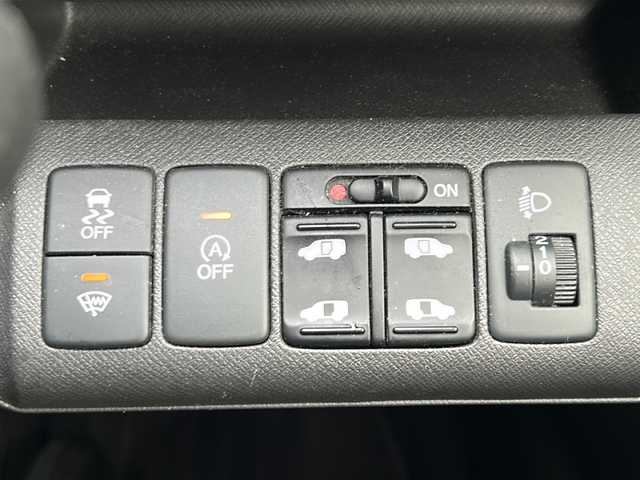 ホンダ ステップワゴン G Eセレクション 山形県 2014(平26)年 6.8万km クリスタルブラックパール 禁煙車/4WD/クルーズコントロール/寒冷地仕様/横滑り防止装置/両側パワースライドドア/純正ナビ/（Bluetooth/CD/DVD/フルセグ)/バックカメラ/フォグランプ/ステアリングスイッチ/後席モニター(TR-M70WS5)/ビルトインETC/社外AW/純正フロアマット/純正ホイールキャップスタドレス(205/65/R15・6mm)/  4本積載/電動格納ウィンカーミラー/ドアバイザー