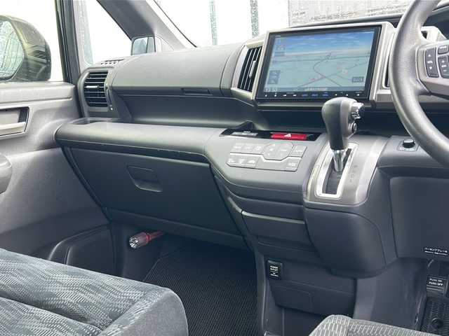 ホンダ ステップワゴン G Eセレクション 山形県 2014(平26)年 6.8万km クリスタルブラックパール 禁煙車/4WD/クルーズコントロール/寒冷地仕様/横滑り防止装置/両側パワースライドドア/純正ナビ/（Bluetooth/CD/DVD/フルセグ)/バックカメラ/フォグランプ/ステアリングスイッチ/後席モニター(TR-M70WS5)/ビルトインETC/社外AW/純正フロアマット/純正ホイールキャップスタドレス(205/65/R15・6mm)/  4本積載/電動格納ウィンカーミラー/ドアバイザー