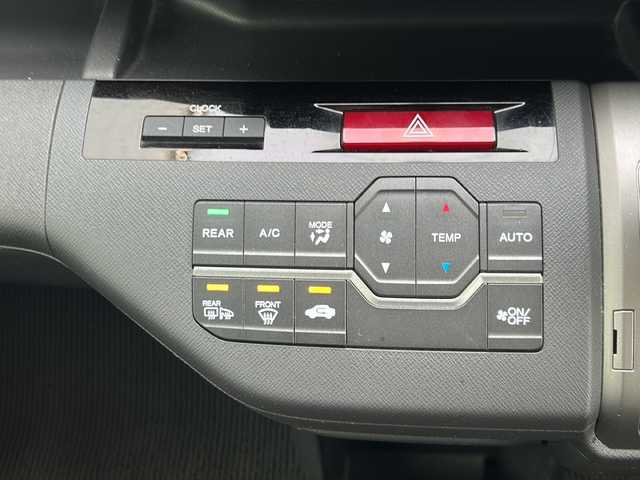 ホンダ ステップワゴン G Eセレクション 山形県 2014(平26)年 6.8万km クリスタルブラックパール 禁煙車/4WD/クルーズコントロール/寒冷地仕様/横滑り防止装置/両側パワースライドドア/純正ナビ/（Bluetooth/CD/DVD/フルセグ)/バックカメラ/フォグランプ/ステアリングスイッチ/後席モニター(TR-M70WS5)/ビルトインETC/社外AW/純正フロアマット/純正ホイールキャップスタドレス(205/65/R15・6mm)/  4本積載/電動格納ウィンカーミラー/ドアバイザー