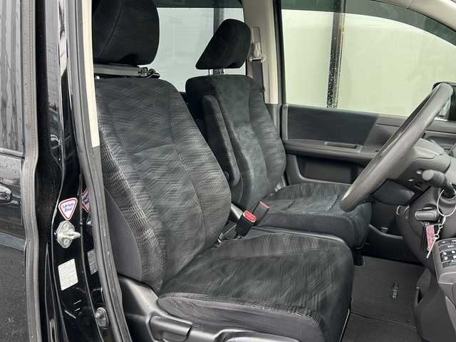 ホンダ ステップワゴン G Eセレクション 山形県 2014(平26)年 6.8万km クリスタルブラックパール 禁煙車/4WD/クルーズコントロール/寒冷地仕様/横滑り防止装置/両側パワースライドドア/純正ナビ/（Bluetooth/CD/DVD/フルセグ)/バックカメラ/フォグランプ/ステアリングスイッチ/後席モニター(TR-M70WS5)/ビルトインETC/社外AW/純正フロアマット/純正ホイールキャップスタドレス(205/65/R15・6mm)/  4本積載/電動格納ウィンカーミラー/ドアバイザー