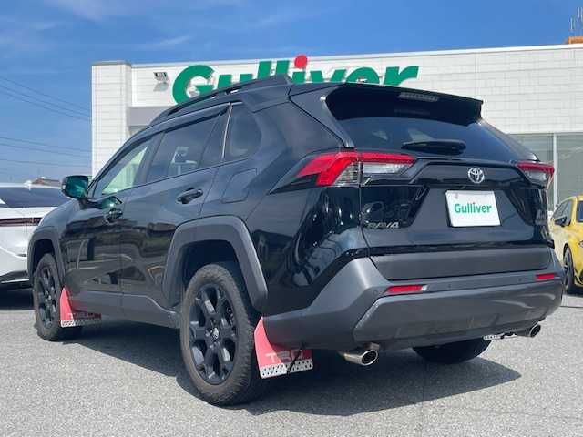 トヨタ ＲＡＶ４ アドベンチャー オフロードPKG 三重県 2022(令4)年 2.8万km アティチュードブラックマイカ メーカーオプション/・パノラミックビューモニター/・パワーバックドア/セーフティセンス/・プリクラッシュセーフティ/・レーントレーシングアシスト/・レーダークルーズコントロール/・オートマチックハイビーム/・ロードサインアシスト/先行車発進告知機能/パーキングサポートブレーキ/ブラインドスポットモニター/1オーナー/4WD/TRDフロントバンパーガーニッシュ（LED付）/TRDフロントロアガーニッシュ/TRDマッドフラップ/純正9型ディスプレイオーディオ/【フルセグTV/Bluetooth/USB/Miracast】/ビルトインETC/前後ドライブレコーダー/合皮スポーティシート/D席パワーシート/D/N席シートベンチレーション/D/N席シートヒーター/ステアリングヒーター/オートライト/LEDヘッドランプ/225/60R18インチ純正AW/専用サスペンション/プッシュスタート/スマートキー/スペアキー/フロアマット