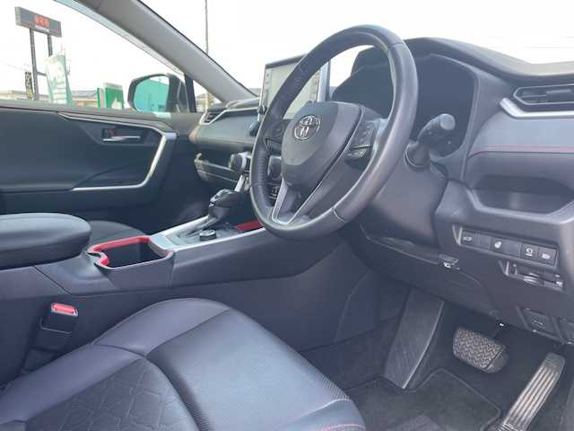 トヨタ ＲＡＶ４ アドベンチャー オフロードPKG 三重県 2022(令4)年 2.8万km アティチュードブラックマイカ メーカーオプション/・パノラミックビューモニター/・パワーバックドア/セーフティセンス/・プリクラッシュセーフティ/・レーントレーシングアシスト/・レーダークルーズコントロール/・オートマチックハイビーム/・ロードサインアシスト/先行車発進告知機能/パーキングサポートブレーキ/ブラインドスポットモニター/1オーナー/4WD/TRDフロントバンパーガーニッシュ（LED付）/TRDフロントロアガーニッシュ/TRDマッドフラップ/純正9型ディスプレイオーディオ/【フルセグTV/Bluetooth/USB/Miracast】/ビルトインETC/前後ドライブレコーダー/合皮スポーティシート/D席パワーシート/D/N席シートベンチレーション/D/N席シートヒーター/ステアリングヒーター/オートライト/LEDヘッドランプ/225/60R18インチ純正AW/専用サスペンション/プッシュスタート/スマートキー/スペアキー/フロアマット