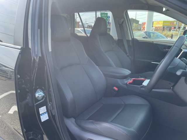 トヨタ ＲＡＶ４ アドベンチャー オフロードPKG 三重県 2022(令4)年 2.8万km アティチュードブラックマイカ メーカーオプション/・パノラミックビューモニター/・パワーバックドア/セーフティセンス/・プリクラッシュセーフティ/・レーントレーシングアシスト/・レーダークルーズコントロール/・オートマチックハイビーム/・ロードサインアシスト/先行車発進告知機能/パーキングサポートブレーキ/ブラインドスポットモニター/1オーナー/4WD/TRDフロントバンパーガーニッシュ（LED付）/TRDフロントロアガーニッシュ/TRDマッドフラップ/純正9型ディスプレイオーディオ/【フルセグTV/Bluetooth/USB/Miracast】/ビルトインETC/前後ドライブレコーダー/合皮スポーティシート/D席パワーシート/D/N席シートベンチレーション/D/N席シートヒーター/ステアリングヒーター/オートライト/LEDヘッドランプ/225/60R18インチ純正AW/専用サスペンション/プッシュスタート/スマートキー/スペアキー/フロアマット