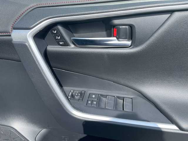トヨタ ＲＡＶ４ アドベンチャー オフロードPKG 三重県 2022(令4)年 2.8万km アティチュードブラックマイカ メーカーオプション/・パノラミックビューモニター/・パワーバックドア/セーフティセンス/・プリクラッシュセーフティ/・レーントレーシングアシスト/・レーダークルーズコントロール/・オートマチックハイビーム/・ロードサインアシスト/先行車発進告知機能/パーキングサポートブレーキ/ブラインドスポットモニター/1オーナー/4WD/TRDフロントバンパーガーニッシュ（LED付）/TRDフロントロアガーニッシュ/TRDマッドフラップ/純正9型ディスプレイオーディオ/【フルセグTV/Bluetooth/USB/Miracast】/ビルトインETC/前後ドライブレコーダー/合皮スポーティシート/D席パワーシート/D/N席シートベンチレーション/D/N席シートヒーター/ステアリングヒーター/オートライト/LEDヘッドランプ/225/60R18インチ純正AW/専用サスペンション/プッシュスタート/スマートキー/スペアキー/フロアマット
