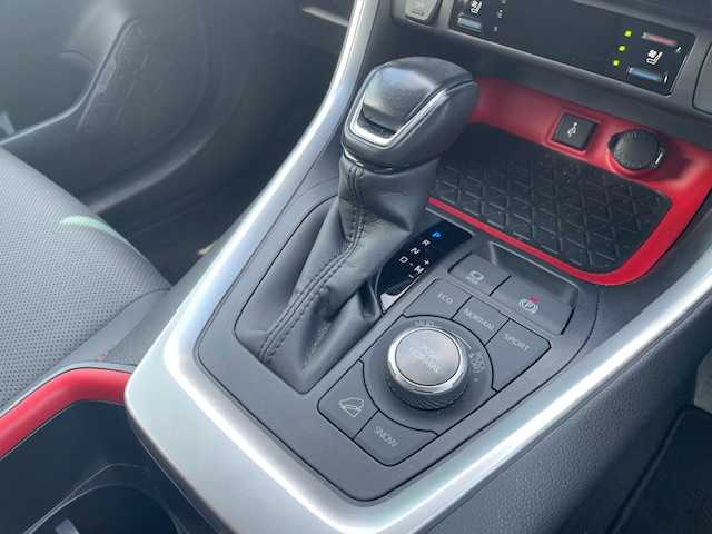 トヨタ ＲＡＶ４ アドベンチャー オフロードPKG 三重県 2022(令4)年 2.8万km アティチュードブラックマイカ メーカーオプション/・パノラミックビューモニター/・パワーバックドア/セーフティセンス/・プリクラッシュセーフティ/・レーントレーシングアシスト/・レーダークルーズコントロール/・オートマチックハイビーム/・ロードサインアシスト/先行車発進告知機能/パーキングサポートブレーキ/ブラインドスポットモニター/1オーナー/4WD/TRDフロントバンパーガーニッシュ（LED付）/TRDフロントロアガーニッシュ/TRDマッドフラップ/純正9型ディスプレイオーディオ/【フルセグTV/Bluetooth/USB/Miracast】/ビルトインETC/前後ドライブレコーダー/合皮スポーティシート/D席パワーシート/D/N席シートベンチレーション/D/N席シートヒーター/ステアリングヒーター/オートライト/LEDヘッドランプ/225/60R18インチ純正AW/専用サスペンション/プッシュスタート/スマートキー/スペアキー/フロアマット