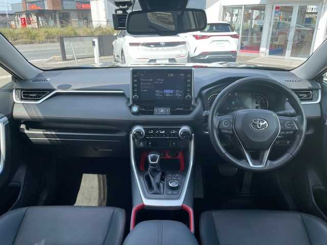 トヨタ ＲＡＶ４ アドベンチャー オフロードPKG 三重県 2022(令4)年 2.8万km アティチュードブラックマイカ メーカーオプション/・パノラミックビューモニター/・パワーバックドア/セーフティセンス/・プリクラッシュセーフティ/・レーントレーシングアシスト/・レーダークルーズコントロール/・オートマチックハイビーム/・ロードサインアシスト/先行車発進告知機能/パーキングサポートブレーキ/ブラインドスポットモニター/1オーナー/4WD/TRDフロントバンパーガーニッシュ（LED付）/TRDフロントロアガーニッシュ/TRDマッドフラップ/純正9型ディスプレイオーディオ/【フルセグTV/Bluetooth/USB/Miracast】/ビルトインETC/前後ドライブレコーダー/合皮スポーティシート/D席パワーシート/D/N席シートベンチレーション/D/N席シートヒーター/ステアリングヒーター/オートライト/LEDヘッドランプ/225/60R18インチ純正AW/専用サスペンション/プッシュスタート/スマートキー/スペアキー/フロアマット
