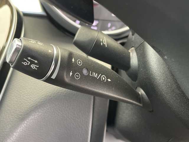 メルセデス・ベンツ Ｃ２００ アバンギャルド 栃木県 2015(平27)年 2.6万km 白 純正ナビ/（CD/Bluetooth/フルセグTV）/バックカメラ/衝突軽減ブレーキ/コーナーセンサー/ビルトインETC/前席シートヒーター/前席パワーシート/純正フロアマット/純正アルミホイール/横滑り防止装置/オートライト/LEDヘッドライト/フォグランプ/カーテンエアバック/本革ステアリング/ウィンカーミラー