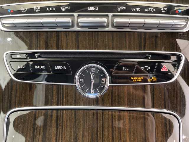 メルセデス・ベンツ Ｃ２００ アバンギャルド 栃木県 2015(平27)年 2.6万km 白 純正ナビ/（CD/Bluetooth/フルセグTV）/バックカメラ/衝突軽減ブレーキ/コーナーセンサー/ビルトインETC/前席シートヒーター/前席パワーシート/純正フロアマット/純正アルミホイール/横滑り防止装置/オートライト/LEDヘッドライト/フォグランプ/カーテンエアバック/本革ステアリング/ウィンカーミラー