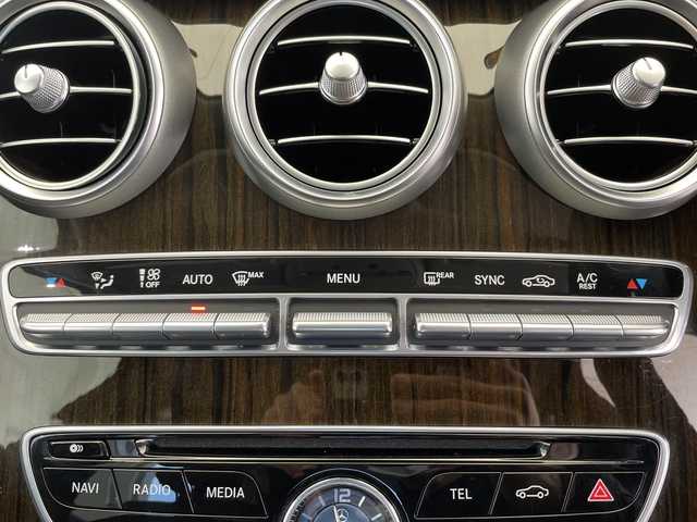 メルセデス・ベンツ Ｃ２００ アバンギャルド 栃木県 2015(平27)年 2.6万km 白 純正ナビ/（CD/Bluetooth/フルセグTV）/バックカメラ/衝突軽減ブレーキ/コーナーセンサー/ビルトインETC/前席シートヒーター/前席パワーシート/純正フロアマット/純正アルミホイール/横滑り防止装置/オートライト/LEDヘッドライト/フォグランプ/カーテンエアバック/本革ステアリング/ウィンカーミラー