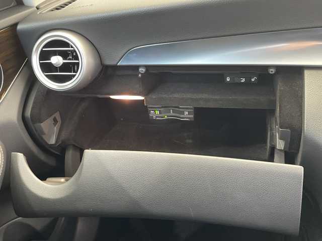 メルセデス・ベンツ Ｃ２００ アバンギャルド 栃木県 2015(平27)年 2.6万km 白 純正ナビ/（CD/Bluetooth/フルセグTV）/バックカメラ/衝突軽減ブレーキ/コーナーセンサー/ビルトインETC/前席シートヒーター/前席パワーシート/純正フロアマット/純正アルミホイール/横滑り防止装置/オートライト/LEDヘッドライト/フォグランプ/カーテンエアバック/本革ステアリング/ウィンカーミラー