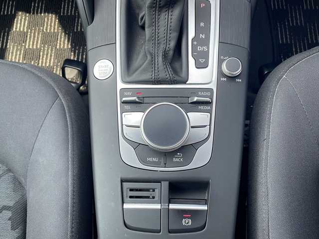 アウディ Ａ３ スポーツバック 1．4 TFSI 山口県 2015(平27)年 11.4万km 白 純正SDナビ/Bluetooth接続/バックカメラ/クルーズコントロール/ETC/ドライブレコーダー/純正フロアマット/18インチアルミホイール/スマートキー/プッシュスタート/アイドリングストップ