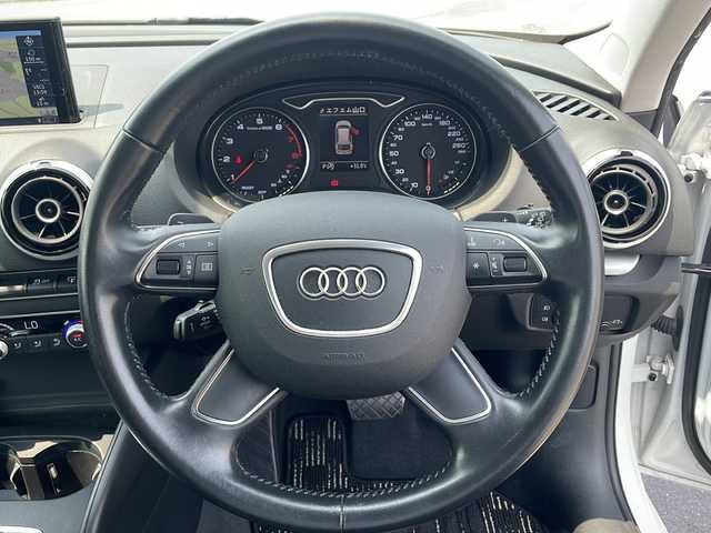 アウディ Ａ３ スポーツバック 1．4 TFSI 山口県 2015(平27)年 11.4万km 白 純正SDナビ/Bluetooth接続/バックカメラ/クルーズコントロール/ETC/ドライブレコーダー/純正フロアマット/18インチアルミホイール/スマートキー/プッシュスタート/アイドリングストップ