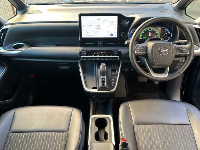 トヨタ ノア ハイブリッド Z 広島県 2023(令5)年 5.7万km アティチュードブラックマイカ 禁煙車/トヨタセーフティセンス/・プリクラッシュセーフティ/・オートマチックハイビーム/・LDA/LTA/・RSA/・レーダークルーズコントロール/・先行車発進告知/・ドライバー異常時対応システム/トヨタチームメイト（アドバンストパーク）/BSM/クリアランスソナー/10.5インチディスプレイオーディオPlus/・フルセグ/Bluetooth/CD/DVD/HDMI/USB/スマホ連携/パノラミックビューモニター/両側パワースライドドア/革巻きステアリング/ステアリングスイッチ/オートライト/LEDヘッドライト/フォグランプ/ハーフレザーシート/前席シートヒーター/電動パーキングブレーキ/ブレーキホールド/AC100V1500W電源/TZ前後ドライブレコーダー/ETC２．０/純正フロアマット/純正ドアバイザー/16インチアルミホイール