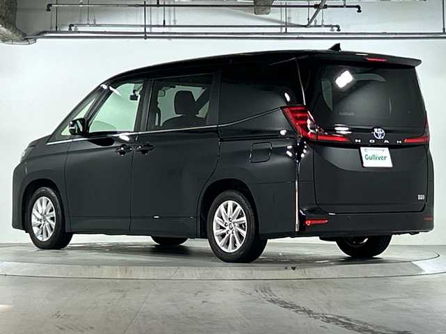 トヨタ ノア ハイブリッド Z 広島県 2023(令5)年 5.7万km アティチュードブラックマイカ 禁煙車/トヨタセーフティセンス/・プリクラッシュセーフティ/・オートマチックハイビーム/・LDA/LTA/・RSA/・レーダークルーズコントロール/・先行車発進告知/・ドライバー異常時対応システム/トヨタチームメイト（アドバンストパーク）/BSM/クリアランスソナー/10.5インチディスプレイオーディオPlus/・フルセグ/Bluetooth/CD/DVD/HDMI/USB/スマホ連携/パノラミックビューモニター/両側パワースライドドア/革巻きステアリング/ステアリングスイッチ/オートライト/LEDヘッドライト/フォグランプ/ハーフレザーシート/前席シートヒーター/電動パーキングブレーキ/ブレーキホールド/AC100V1500W電源/TZ前後ドライブレコーダー/ETC２．０/純正フロアマット/純正ドアバイザー/16インチアルミホイール