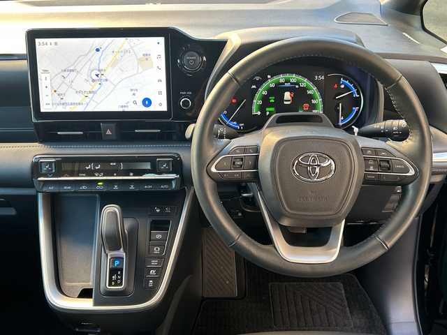 トヨタ ノア ハイブリッド Z 広島県 2023(令5)年 5.7万km アティチュードブラックマイカ 禁煙車/トヨタセーフティセンス/・プリクラッシュセーフティ/・オートマチックハイビーム/・LDA/LTA/・RSA/・レーダークルーズコントロール/・先行車発進告知/・ドライバー異常時対応システム/トヨタチームメイト（アドバンストパーク）/BSM/クリアランスソナー/10.5インチディスプレイオーディオPlus/・フルセグ/Bluetooth/CD/DVD/HDMI/USB/スマホ連携/パノラミックビューモニター/両側パワースライドドア/革巻きステアリング/ステアリングスイッチ/オートライト/LEDヘッドライト/フォグランプ/ハーフレザーシート/前席シートヒーター/電動パーキングブレーキ/ブレーキホールド/AC100V1500W電源/TZ前後ドライブレコーダー/ETC２．０/純正フロアマット/純正ドアバイザー/16インチアルミホイール