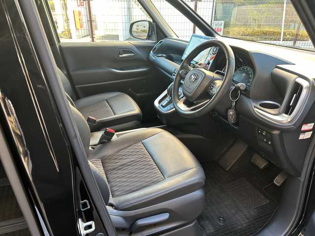 トヨタ ノア ハイブリッド Z 広島県 2023(令5)年 5.7万km アティチュードブラックマイカ 禁煙車/トヨタセーフティセンス/・プリクラッシュセーフティ/・オートマチックハイビーム/・LDA/LTA/・RSA/・レーダークルーズコントロール/・先行車発進告知/・ドライバー異常時対応システム/トヨタチームメイト（アドバンストパーク）/BSM/クリアランスソナー/10.5インチディスプレイオーディオPlus/・フルセグ/Bluetooth/CD/DVD/HDMI/USB/スマホ連携/パノラミックビューモニター/両側パワースライドドア/革巻きステアリング/ステアリングスイッチ/オートライト/LEDヘッドライト/フォグランプ/ハーフレザーシート/前席シートヒーター/電動パーキングブレーキ/ブレーキホールド/AC100V1500W電源/TZ前後ドライブレコーダー/ETC２．０/純正フロアマット/純正ドアバイザー/16インチアルミホイール