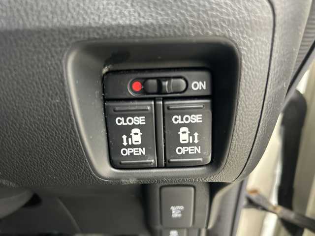 ホンダ Ｎ ＢＯＸ G SSパッケージ 鹿児島県 2016(平28)年 5万km プレミアムホワイトパールⅡ 純正ディーラーナビ/(BT/CD/DVD/AM/FM/フルセグTV)/バックカメラ/両側パワースライドドア/チップアップシート/前席シートヒーター/純正キセノンヘッドライト/純正サイドバイザー/純正フロアマット/オートライト/保証書/取扱説明書