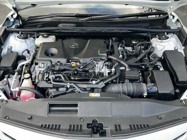 トヨタ カムリ WSレザーパッケージ 京都府 2018(平30)年 1万km プラチナホワイトパールマイカ ワンオーナー/純正メーカーナビ/・DVD/CD/BT/・フルセグテレビ/ETC2.0/ドライブレコーダー/バックカメラ/衝突軽減ブレーキ/レーンキープアシスト/クルーズコントロール/盗難防止装置/革巻きステアリング/ステアリングスイッチ/パドルシフト/パワーシート（D席+N席）/シートヒーター（D席+N席）/前後コーナーセンサー/LEDヘッドライト/スマートキー/プッシュスタートボタン/純正18インチアルミホイール/純正フロアマット/取扱説明書/ナビ取扱説明書/保証書