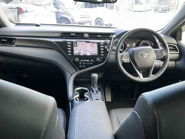 トヨタ カムリ WSレザーパッケージ 京都府 2018(平30)年 1万km プラチナホワイトパールマイカ ワンオーナー/純正メーカーナビ/・DVD/CD/BT/・フルセグテレビ/ETC2.0/ドライブレコーダー/バックカメラ/衝突軽減ブレーキ/レーンキープアシスト/クルーズコントロール/盗難防止装置/革巻きステアリング/ステアリングスイッチ/パドルシフト/パワーシート（D席+N席）/シートヒーター（D席+N席）/前後コーナーセンサー/LEDヘッドライト/スマートキー/プッシュスタートボタン/純正18インチアルミホイール/純正フロアマット/取扱説明書/ナビ取扱説明書/保証書