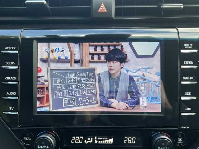 トヨタ カムリ WSレザーパッケージ 京都府 2018(平30)年 1万km プラチナホワイトパールマイカ ワンオーナー/純正メーカーナビ/・DVD/CD/BT/・フルセグテレビ/ETC2.0/ドライブレコーダー/バックカメラ/衝突軽減ブレーキ/レーンキープアシスト/クルーズコントロール/盗難防止装置/革巻きステアリング/ステアリングスイッチ/パドルシフト/パワーシート（D席+N席）/シートヒーター（D席+N席）/前後コーナーセンサー/LEDヘッドライト/スマートキー/プッシュスタートボタン/純正18インチアルミホイール/純正フロアマット/取扱説明書/ナビ取扱説明書/保証書