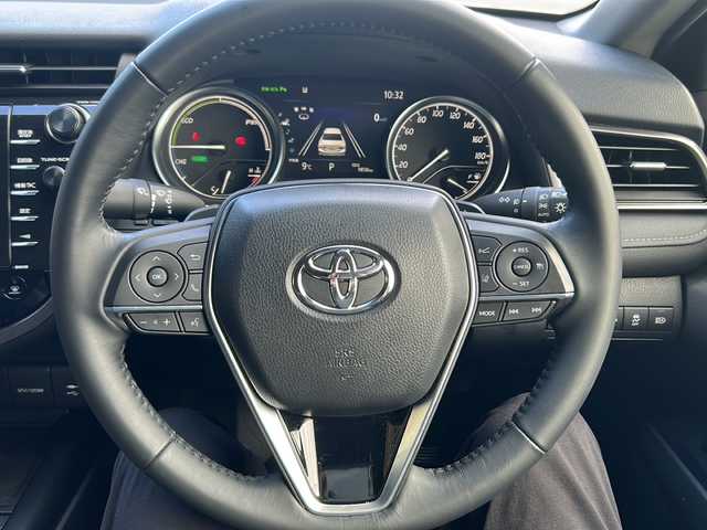 トヨタ カムリ WSレザーパッケージ 京都府 2018(平30)年 1万km プラチナホワイトパールマイカ ワンオーナー/純正メーカーナビ/・DVD/CD/BT/・フルセグテレビ/ETC2.0/ドライブレコーダー/バックカメラ/衝突軽減ブレーキ/レーンキープアシスト/クルーズコントロール/盗難防止装置/革巻きステアリング/ステアリングスイッチ/パドルシフト/パワーシート（D席+N席）/シートヒーター（D席+N席）/前後コーナーセンサー/LEDヘッドライト/スマートキー/プッシュスタートボタン/純正18インチアルミホイール/純正フロアマット/取扱説明書/ナビ取扱説明書/保証書