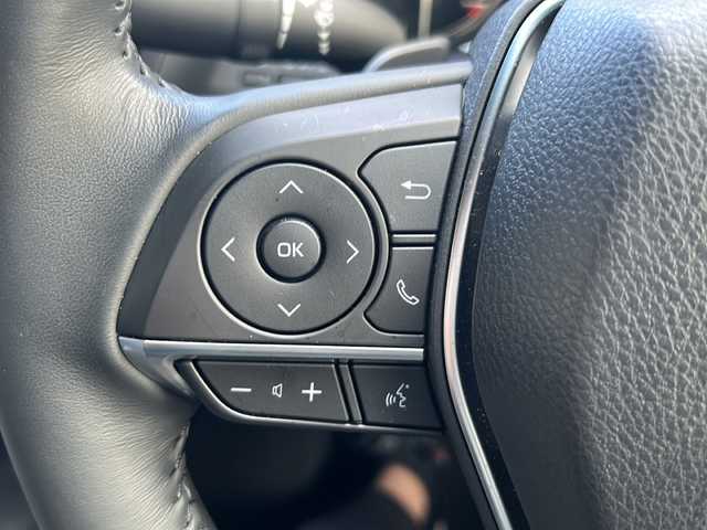 トヨタ カムリ WSレザーパッケージ 京都府 2018(平30)年 1万km プラチナホワイトパールマイカ ワンオーナー/純正メーカーナビ/・DVD/CD/BT/・フルセグテレビ/ETC2.0/ドライブレコーダー/バックカメラ/衝突軽減ブレーキ/レーンキープアシスト/クルーズコントロール/盗難防止装置/革巻きステアリング/ステアリングスイッチ/パドルシフト/パワーシート（D席+N席）/シートヒーター（D席+N席）/前後コーナーセンサー/LEDヘッドライト/スマートキー/プッシュスタートボタン/純正18インチアルミホイール/純正フロアマット/取扱説明書/ナビ取扱説明書/保証書