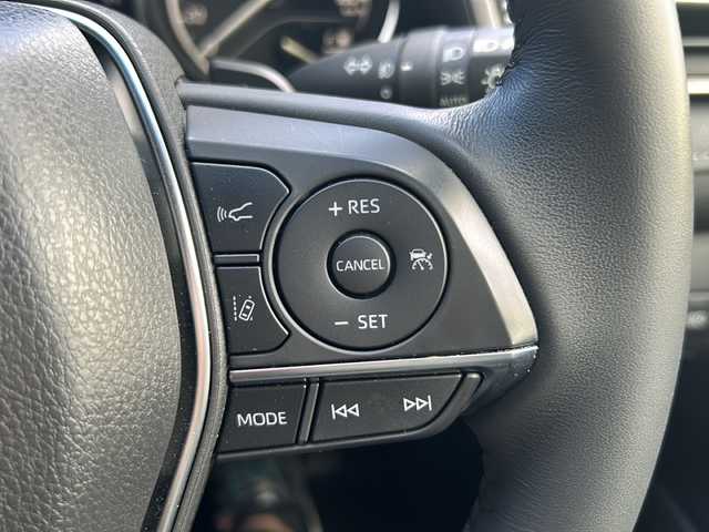 トヨタ カムリ WSレザーパッケージ 京都府 2018(平30)年 1万km プラチナホワイトパールマイカ ワンオーナー/純正メーカーナビ/・DVD/CD/BT/・フルセグテレビ/ETC2.0/ドライブレコーダー/バックカメラ/衝突軽減ブレーキ/レーンキープアシスト/クルーズコントロール/盗難防止装置/革巻きステアリング/ステアリングスイッチ/パドルシフト/パワーシート（D席+N席）/シートヒーター（D席+N席）/前後コーナーセンサー/LEDヘッドライト/スマートキー/プッシュスタートボタン/純正18インチアルミホイール/純正フロアマット/取扱説明書/ナビ取扱説明書/保証書