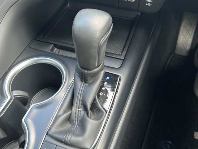 トヨタ カムリ WSレザーパッケージ 京都府 2018(平30)年 1万km プラチナホワイトパールマイカ ワンオーナー/純正メーカーナビ/・DVD/CD/BT/・フルセグテレビ/ETC2.0/ドライブレコーダー/バックカメラ/衝突軽減ブレーキ/レーンキープアシスト/クルーズコントロール/盗難防止装置/革巻きステアリング/ステアリングスイッチ/パドルシフト/パワーシート（D席+N席）/シートヒーター（D席+N席）/前後コーナーセンサー/LEDヘッドライト/スマートキー/プッシュスタートボタン/純正18インチアルミホイール/純正フロアマット/取扱説明書/ナビ取扱説明書/保証書