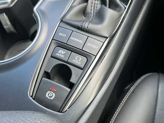 トヨタ カムリ WSレザーパッケージ 京都府 2018(平30)年 1万km プラチナホワイトパールマイカ ワンオーナー/純正メーカーナビ/・DVD/CD/BT/・フルセグテレビ/ETC2.0/ドライブレコーダー/バックカメラ/衝突軽減ブレーキ/レーンキープアシスト/クルーズコントロール/盗難防止装置/革巻きステアリング/ステアリングスイッチ/パドルシフト/パワーシート（D席+N席）/シートヒーター（D席+N席）/前後コーナーセンサー/LEDヘッドライト/スマートキー/プッシュスタートボタン/純正18インチアルミホイール/純正フロアマット/取扱説明書/ナビ取扱説明書/保証書