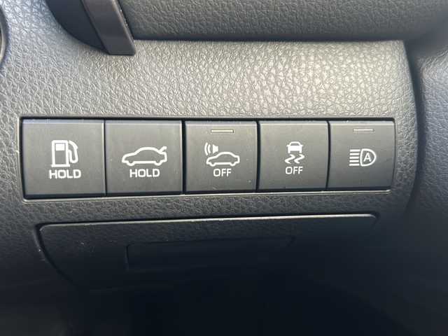 トヨタ カムリ WSレザーパッケージ 京都府 2018(平30)年 1万km プラチナホワイトパールマイカ ワンオーナー/純正メーカーナビ/・DVD/CD/BT/・フルセグテレビ/ETC2.0/ドライブレコーダー/バックカメラ/衝突軽減ブレーキ/レーンキープアシスト/クルーズコントロール/盗難防止装置/革巻きステアリング/ステアリングスイッチ/パドルシフト/パワーシート（D席+N席）/シートヒーター（D席+N席）/前後コーナーセンサー/LEDヘッドライト/スマートキー/プッシュスタートボタン/純正18インチアルミホイール/純正フロアマット/取扱説明書/ナビ取扱説明書/保証書