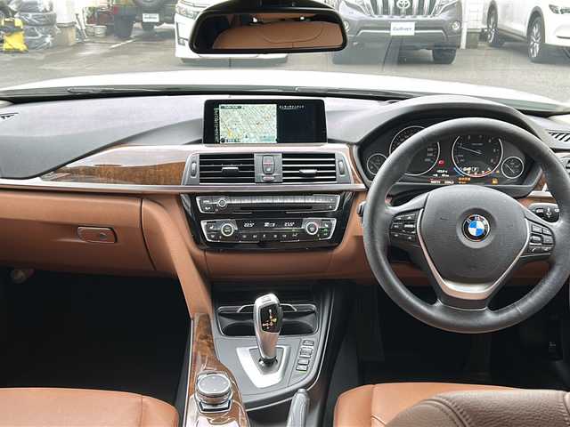 ＢＭＷ ３２０ｄ ツーリング ラグジュアリー 愛知県 2015(平27)年 10.7万km アルピンホワイトⅢ レザーシート/純正HDDナビ/バック・サイドカメラ/BMWコネクテッドドライブ/Bluetooth・DVD・CD・FM・AM・AUX・マルチメディア/アダプティブクルーズコントロール/LEDヘッドライト/オートライト/前席パワーシート（D席メモリ付き）/前席シートヒーター/ルームミラー一体型ETC/パワーバックドア/レーンチェンジャーウォーニング/インテリジェントセイフティ/レーンディパーチャーウォーニング/ダイナミックスタビリティコントロール（DSC)/パークディスタンスコントロール（PDC)/コンフォートアクセス/プッシュスタート/パークトロニック/保証書/取扱説明書
