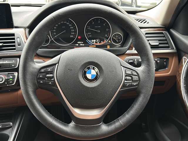ＢＭＷ ３２０ｄ ツーリング ラグジュアリー 愛知県 2015(平27)年 10.7万km アルピンホワイトⅢ レザーシート/純正HDDナビ/バック・サイドカメラ/BMWコネクテッドドライブ/Bluetooth・DVD・CD・FM・AM・AUX・マルチメディア/アダプティブクルーズコントロール/LEDヘッドライト/オートライト/前席パワーシート（D席メモリ付き）/前席シートヒーター/ルームミラー一体型ETC/パワーバックドア/レーンチェンジャーウォーニング/インテリジェントセイフティ/レーンディパーチャーウォーニング/ダイナミックスタビリティコントロール（DSC)/パークディスタンスコントロール（PDC)/コンフォートアクセス/プッシュスタート/パークトロニック/保証書/取扱説明書