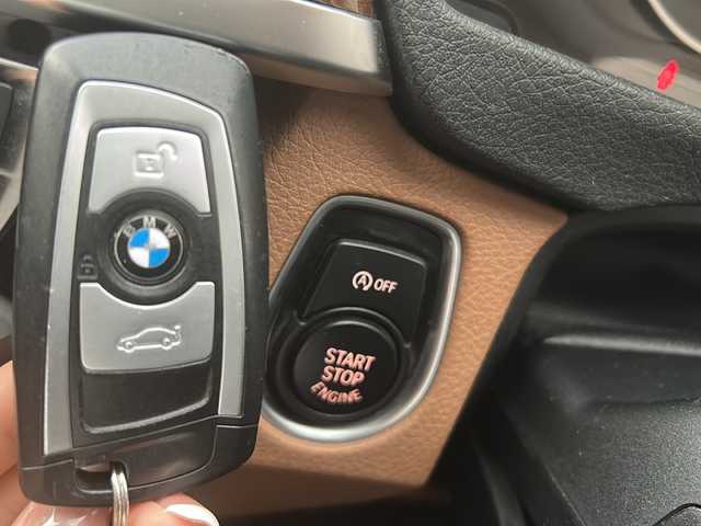 ＢＭＷ ３２０ｄ ツーリング ラグジュアリー 愛知県 2015(平27)年 10.7万km アルピンホワイトⅢ レザーシート/純正HDDナビ/バック・サイドカメラ/BMWコネクテッドドライブ/Bluetooth・DVD・CD・FM・AM・AUX・マルチメディア/アダプティブクルーズコントロール/LEDヘッドライト/オートライト/前席パワーシート（D席メモリ付き）/前席シートヒーター/ルームミラー一体型ETC/パワーバックドア/レーンチェンジャーウォーニング/インテリジェントセイフティ/レーンディパーチャーウォーニング/ダイナミックスタビリティコントロール（DSC)/パークディスタンスコントロール（PDC)/コンフォートアクセス/プッシュスタート/パークトロニック/保証書/取扱説明書