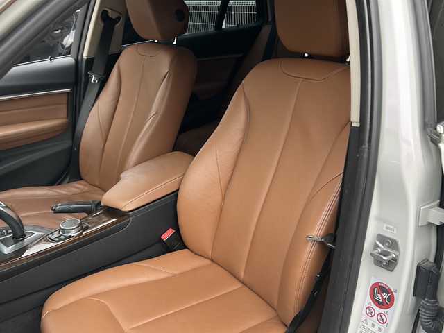 ＢＭＷ ３２０ｄ ツーリング ラグジュアリー 愛知県 2015(平27)年 10.7万km アルピンホワイトⅢ レザーシート/純正HDDナビ/バック・サイドカメラ/BMWコネクテッドドライブ/Bluetooth・DVD・CD・FM・AM・AUX・マルチメディア/アダプティブクルーズコントロール/LEDヘッドライト/オートライト/前席パワーシート（D席メモリ付き）/前席シートヒーター/ルームミラー一体型ETC/パワーバックドア/レーンチェンジャーウォーニング/インテリジェントセイフティ/レーンディパーチャーウォーニング/ダイナミックスタビリティコントロール（DSC)/パークディスタンスコントロール（PDC)/コンフォートアクセス/プッシュスタート/パークトロニック/保証書/取扱説明書