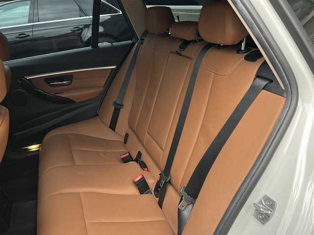 ＢＭＷ ３２０ｄ ツーリング ラグジュアリー 愛知県 2015(平27)年 10.7万km アルピンホワイトⅢ レザーシート/純正HDDナビ/バック・サイドカメラ/BMWコネクテッドドライブ/Bluetooth・DVD・CD・FM・AM・AUX・マルチメディア/アダプティブクルーズコントロール/LEDヘッドライト/オートライト/前席パワーシート（D席メモリ付き）/前席シートヒーター/ルームミラー一体型ETC/パワーバックドア/レーンチェンジャーウォーニング/インテリジェントセイフティ/レーンディパーチャーウォーニング/ダイナミックスタビリティコントロール（DSC)/パークディスタンスコントロール（PDC)/コンフォートアクセス/プッシュスタート/パークトロニック/保証書/取扱説明書