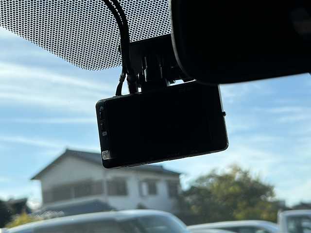 トヨタ カローラツーリング ハイブリッド ダブルバイビー 岐阜県 2021(令3)年 3.1万km プラチナホワイトパールマイカ 登録時走行距離　30240km/ナビ機能付きディスプレイオーディオ/バックモニター/Bluetooth接続/フルセグTV/社外前後ドライブレコーダー/シートヒーター/ステアリングヒーター/禁煙車/純正フロアマット/純正ETC/純正アルミホイール/ハーフレザーシート/オートマチックハイビーム/オートライト/フォグランプ/LEDヘッドライト/クルーズコントロール/衝突被害軽減システム/コーナーセンサー前後/ウインカーミラー/プッシュスタート/スマートキー/AAC/パワーウィンドウ/パワーステアリング/ハイブリッド