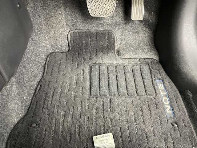 日産 ノート e－パワー X 群馬県 2017(平29)年 2.6万km ダークメタルグレー 禁煙車　エマージェンシーブレーキ　純正７インチナビ　アラウンドビューモニター　ＬＥＤライト　デジタルインナーミラー　車線逸脱防止装置　ヘッドライトレベライザー　スマートキー　スペアキー　ETC