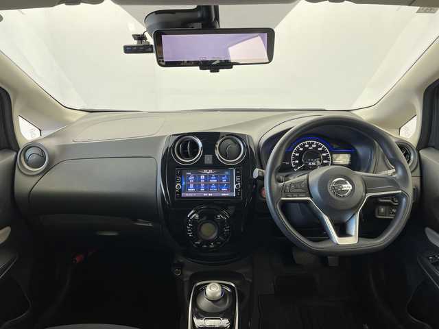 日産 ノート e－パワー X 群馬県 2017(平29)年 2.6万km ダークメタルグレー 禁煙車　エマージェンシーブレーキ　純正７インチナビ　アラウンドビューモニター　ＬＥＤライト　デジタルインナーミラー　車線逸脱防止装置　ヘッドライトレベライザー　スマートキー　スペアキー　ETC