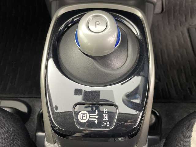 日産 ノート e－パワー X 群馬県 2017(平29)年 2.6万km ダークメタルグレー 禁煙車　エマージェンシーブレーキ　純正７インチナビ　アラウンドビューモニター　ＬＥＤライト　デジタルインナーミラー　車線逸脱防止装置　ヘッドライトレベライザー　スマートキー　スペアキー　ETC