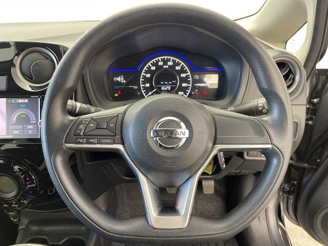 日産 ノート e－パワー X 群馬県 2017(平29)年 2.6万km ダークメタルグレー 禁煙車　エマージェンシーブレーキ　純正７インチナビ　アラウンドビューモニター　ＬＥＤライト　デジタルインナーミラー　車線逸脱防止装置　ヘッドライトレベライザー　スマートキー　スペアキー　ETC