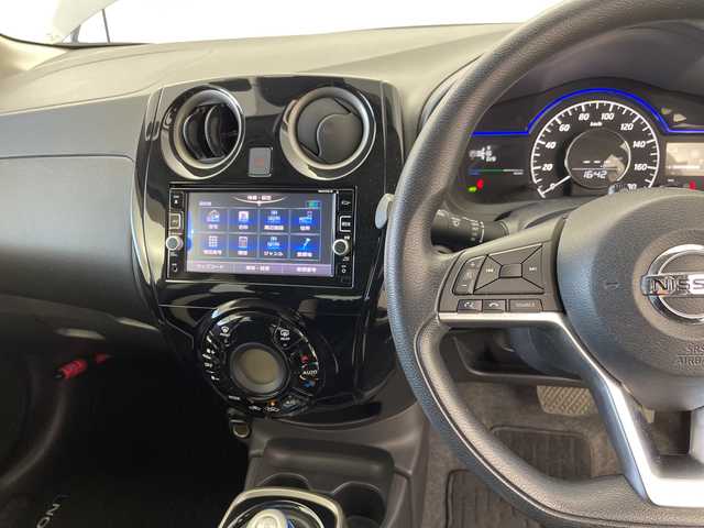 日産 ノート e－パワー X 群馬県 2017(平29)年 2.6万km ダークメタルグレー 禁煙車　エマージェンシーブレーキ　純正７インチナビ　アラウンドビューモニター　ＬＥＤライト　デジタルインナーミラー　車線逸脱防止装置　ヘッドライトレベライザー　スマートキー　スペアキー　ETC