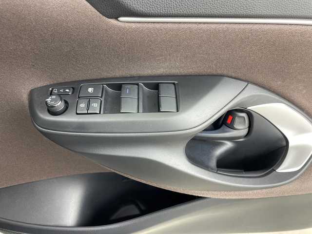 トヨタ ヤリスクロス ハイブリッド Z 鹿児島県 2021(令3)年 3.3万km ホワイトパールクリスタルシャイン 純正ディスプレイオーディオ/（フルセグTV/Bluetooth/AM/FM）/バックカメラ　/パワーシート　/シートヒーター　/ハーフレザーシート　/オートブレーキホールド　/レーダークルーズコントロール　/ビルドインＥＴＣ　/社外フロアマット　/純正アルミホイール/オートハイビーム/レーンキープアシスト