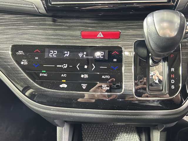 ホンダ オデッセイ アブソルート・EXホンダセンジング 福岡県 2017(平29)年 7.5万km ホワイトオーキッドパール ・フルセグTV/・ipod/・Bluetooth/・Bカメラ/・ブラインドスポットアシスト/・純正ナビ/・コーナーセンサー/・フリップダウン/・18インチ純正ホイール/・ETC/・ACC/・パドルシフト/・レザーシート/・CD/DVD