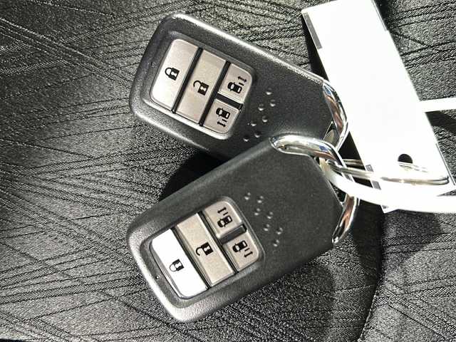 ホンダ オデッセイ アブソルート・EXホンダセンジング 福岡県 2017(平29)年 7.5万km ホワイトオーキッドパール ・フルセグTV/・ipod/・Bluetooth/・Bカメラ/・ブラインドスポットアシスト/・純正ナビ/・コーナーセンサー/・フリップダウン/・18インチ純正ホイール/・ETC/・ACC/・パドルシフト/・レザーシート/・CD/DVD