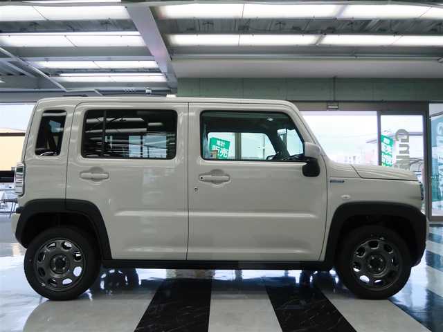 スズキ ハスラー HYBRID G 千葉県 2025(令7)年 0.1千km ソフトベージュメタリック 届出済未使用車/【ソフトベージュメタリック（WBB）】/LEDヘッドライト/シートヒーター/マルチインフォメーションディスプレイ（カラー）/ステアリングスイッチ/スズキセーフティサポート/・デュアルセンサーブレーキサポート/・後退時ブレーキサポート/・誤発進/後方誤発進抑制機能/・車線逸脱抑制/警報機能/・ふらつき警報機能/・標識認識機能/・アダプティブクルーズコントロール/・先行車発進お知らせ機能/・ハイビームアシスト/プッシュスタート/スマートキー2本/シートヒーター/アイドリングストップ/オートライト/サイドエアバッグ/カーテンエアバッグ/保証書/取扱説明書/禁煙車　　前オーナー様の申告により表示しております。当車両の禁煙を保証するものではありません。