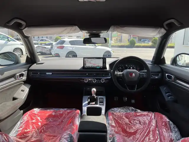 ホンダ シビック タイプR 三重県 2025(令7)年 0.1千km チャンピオンシップホワイト 登録済未使用車/登録時走行距離４km/♪ホンダセンシング/　・衝突軽減ブレーキ(CMBS)/　・路外逸脱抑制機能/　・アダプティブクルーズコントロール(ACC)/　・車線維持支援システム（LKAS）/　・歩行者事故低減ステアリング/　・オートハイビーム/　・ブラインドスポットインフォメーション/　・後退出庫サポート/　・パーキングセンサーシステム/♪TYPE R 専用装備/　・フロントシート・ステアリングホイール(アルカンターラ)/　・ステアリングホイールエンブレム・アルミ製シフトノブ/　・ステンレス製スポーツペダル/   ・シリアルナンバー入りアルミ製エンブレム/♪HondaCONNECTディスプレイ/　・AppleCarPlay・AndroidAuto/　・フルセグTV・Bluetooth・USB/♪バックカメラ/♪純正19インチAW/♪リアスポイラー/♪スマートキーx２/♪プッシュスタート/♪LEDヘッドライト/♪オートライト/♪オートリトラクタブルミラー/♪ウィンカーミラー/♪オートワイパー/♪ドライブモード切り替えスイッチ/♪電子パーキングブレーキ/♪オートブレーキホールド/♪ビルトインETC2.0/♪充電用USBポート/♪プライバシーガラス/♪横滑り防止機能